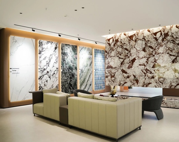 展廳煥新升級壹號瓷磚巖板總部展廳，讓高階審美以極致細節(jié)落地